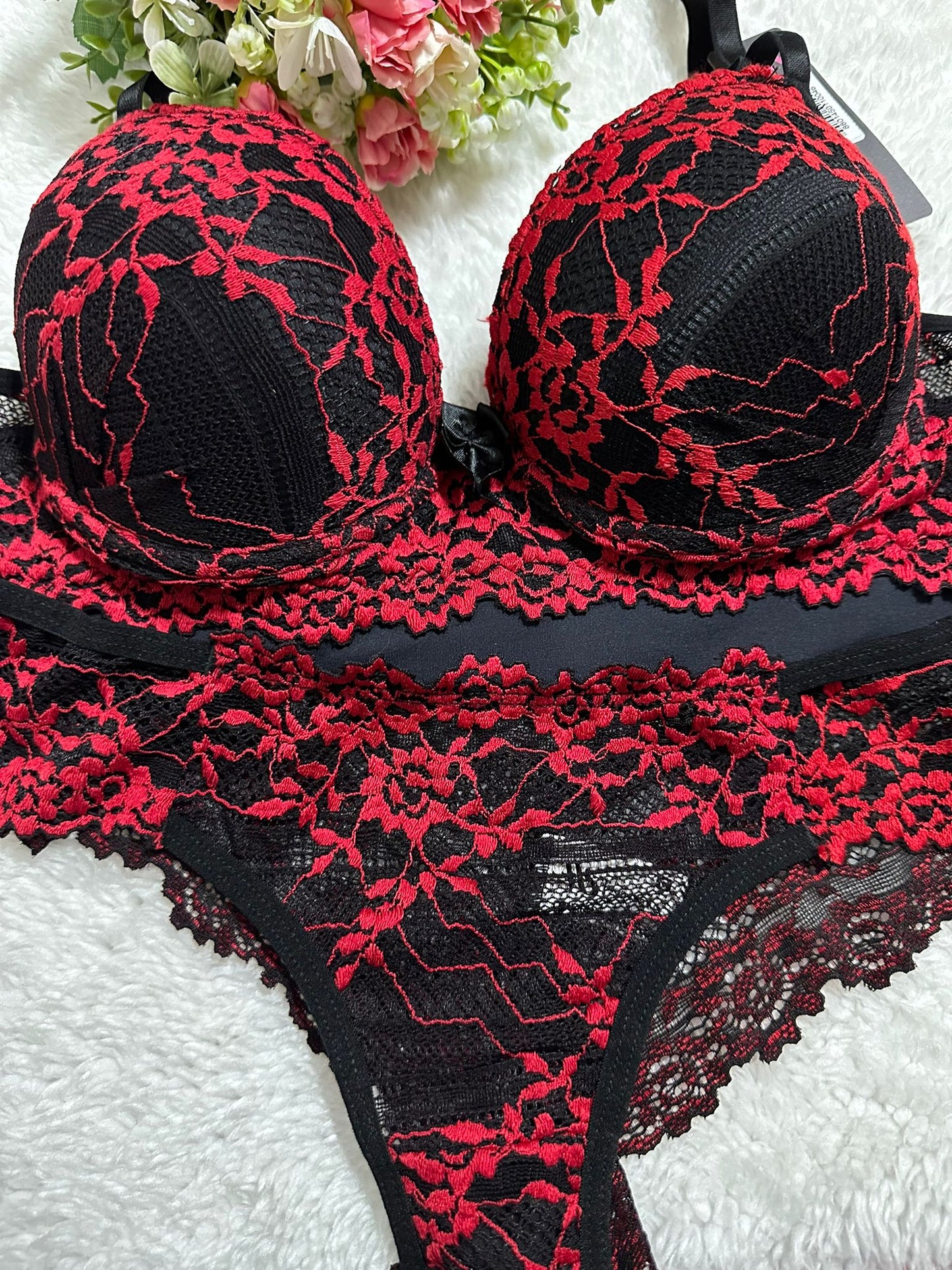 Conjunto de Lingerie Preto com Renda Vermelha Sem Bojo