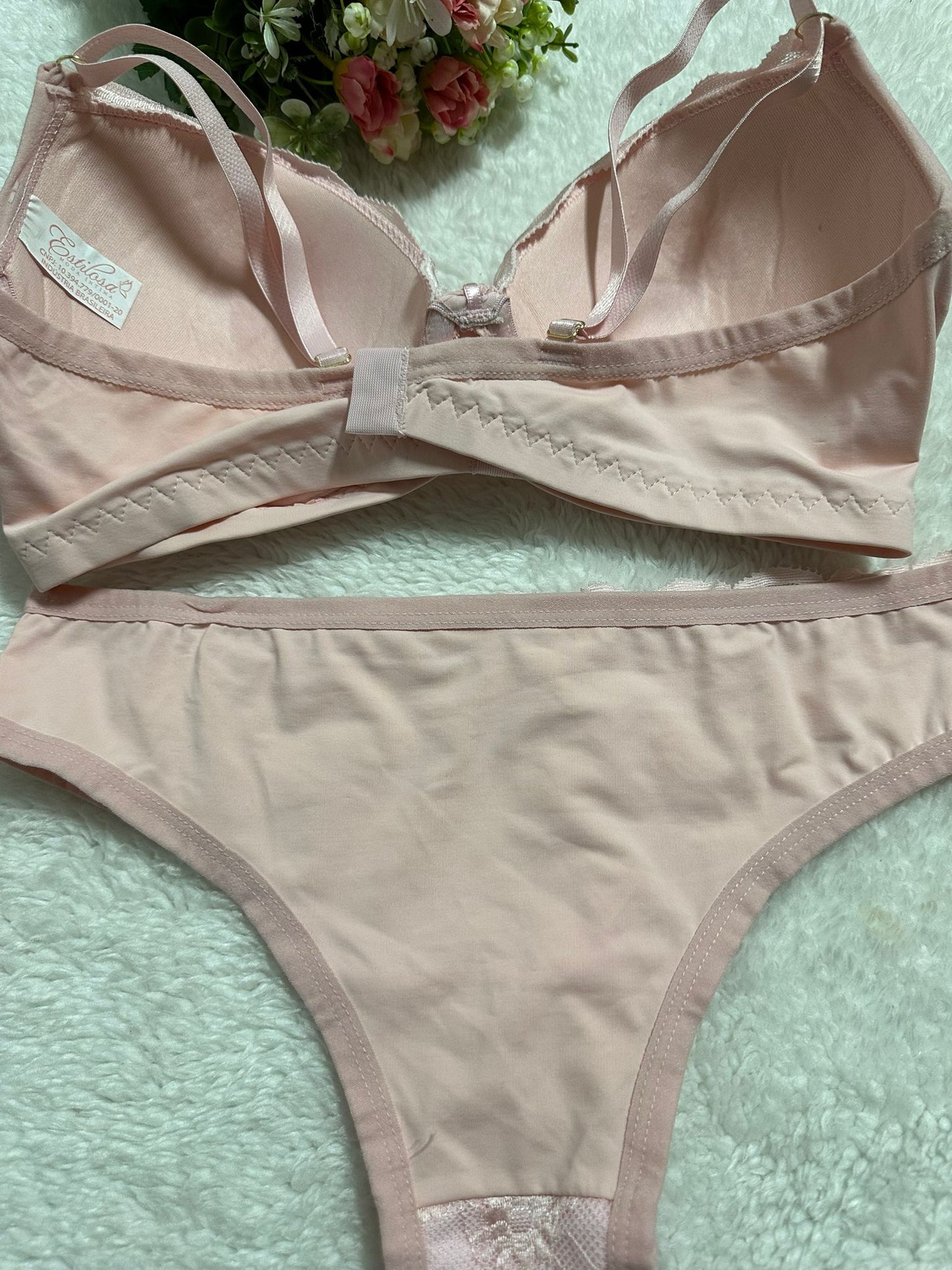 Conjunto de Lingerie Rosa Claro com Renda