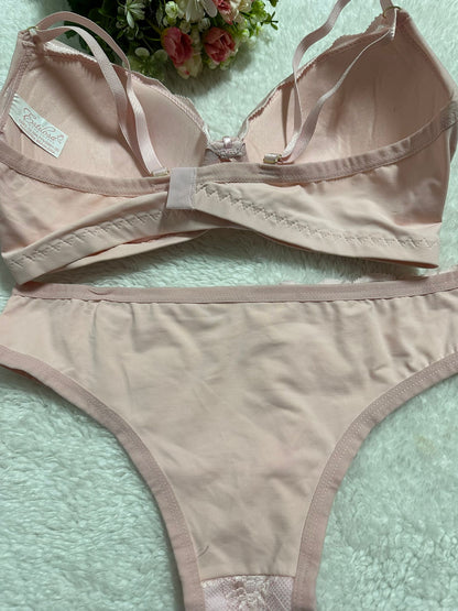 Conjunto de Lingerie Rosa Claro com Renda
