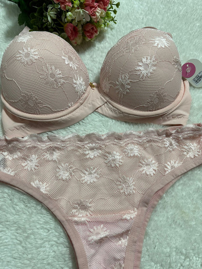 Conjunto de Lingerie Rosa Claro com Renda